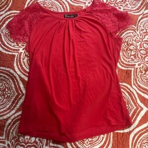 Blouse with lace sleeves